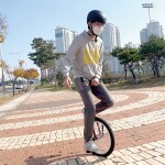 “외발 자전거 타면서, 건강 챙겨요” - 광주일보 막내 유연재 기자 이미지