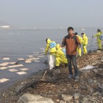 ‘위험에 내몰린 기자들. 우이산호 충돌 기름유출 사고‘ 이미지