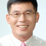 [건강칼럼] 라식·라섹 부작용? '스마일라식'으로 낮춘다 - 윤길중 밝은안과21병원 원장 이미지